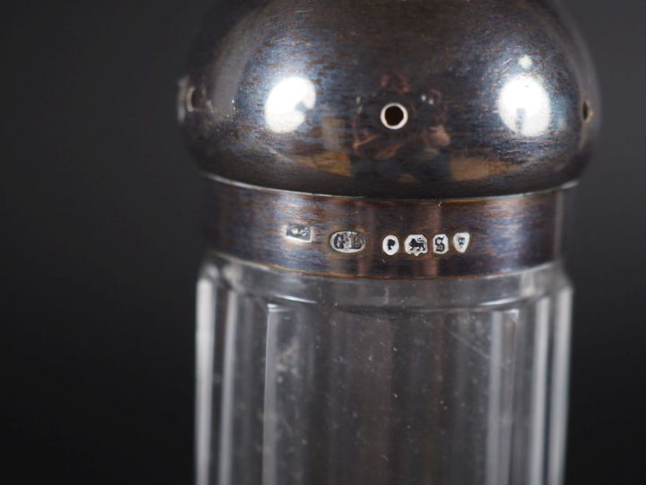 Flacon à pans coupés monture et bouchon argent poinçon Minerve, chiffr