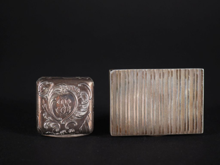 Boite à pilules en argent 925, de style Louis XV à décor de rocaille e