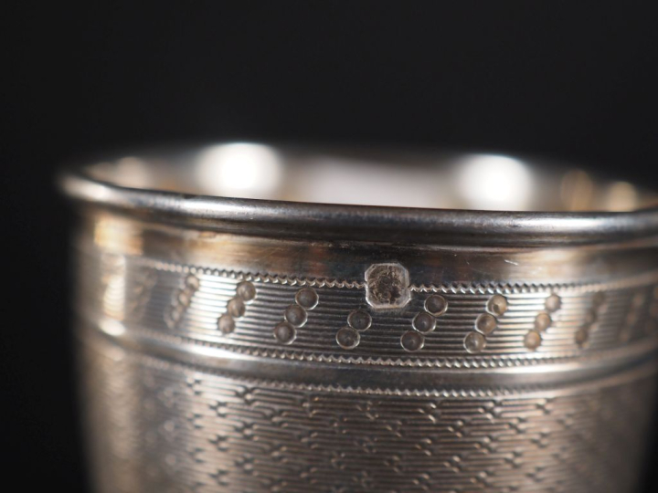 Coupe sur talon miniature en argent 925, à décor ajouré de style Louis