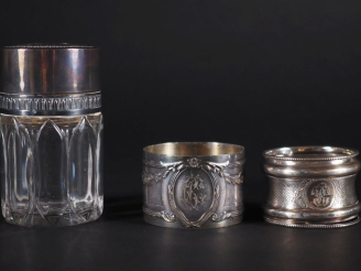 Vente aux enchères Flacon en cristal à décor de motifs géométriques, couvercle en argent 