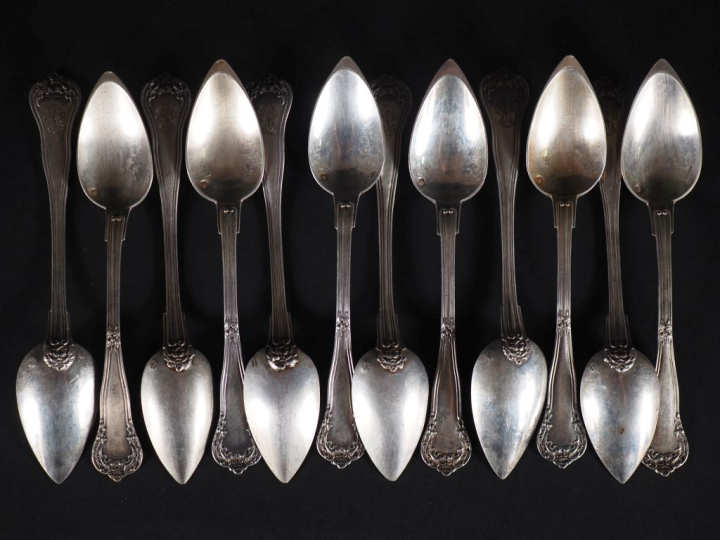 12 petites cuillères en argent 925 de style Louis XVI à décor de rince
