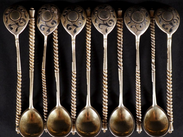 10 petites cuillères en argent niellé étranger, à décor de rinceaux fe
