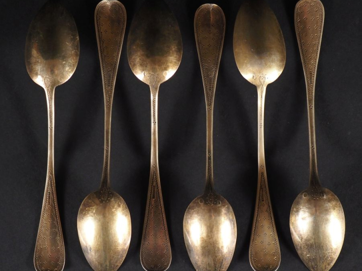 6 petites cuillères en vermeil, à décor ciselé de semis de fleurettes,