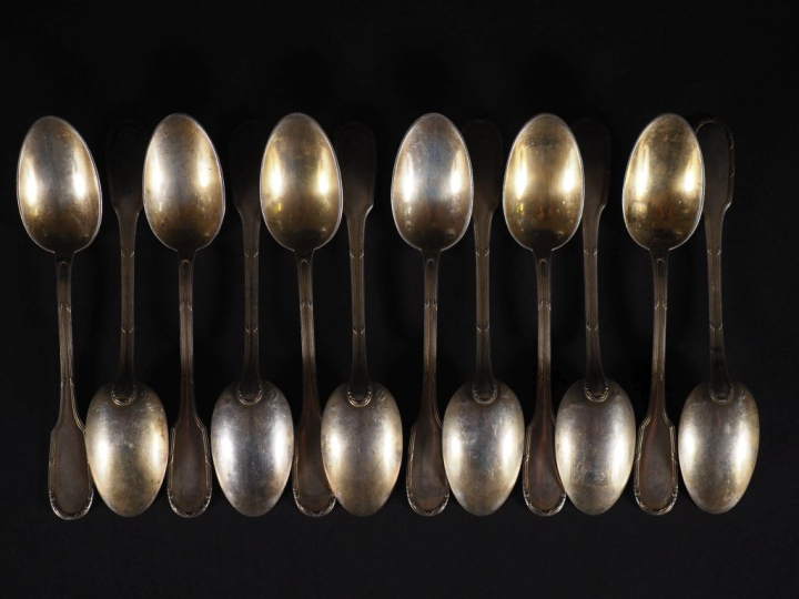 12 petites cuillères en argent 925, à décor de tiges enrubannées Poinç