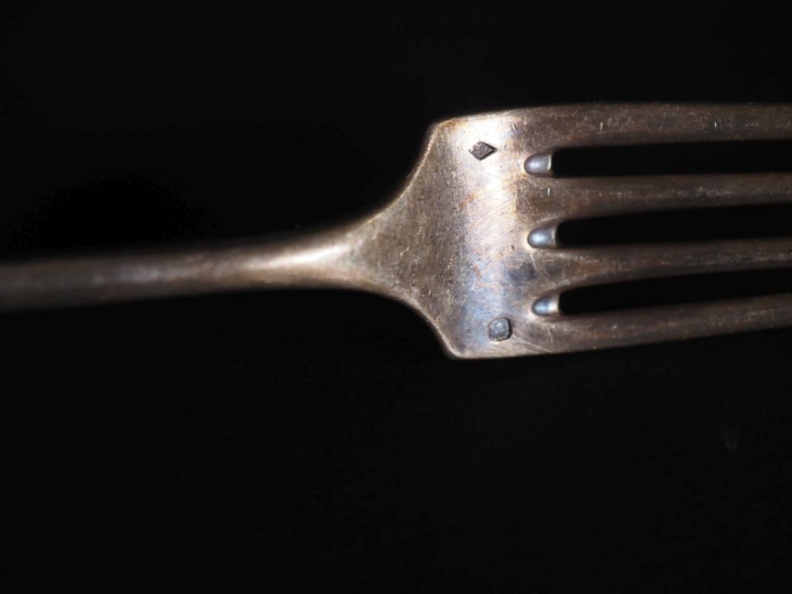 Paire de fourchettes et paire de cuillères en argent 925, ornées d'ini