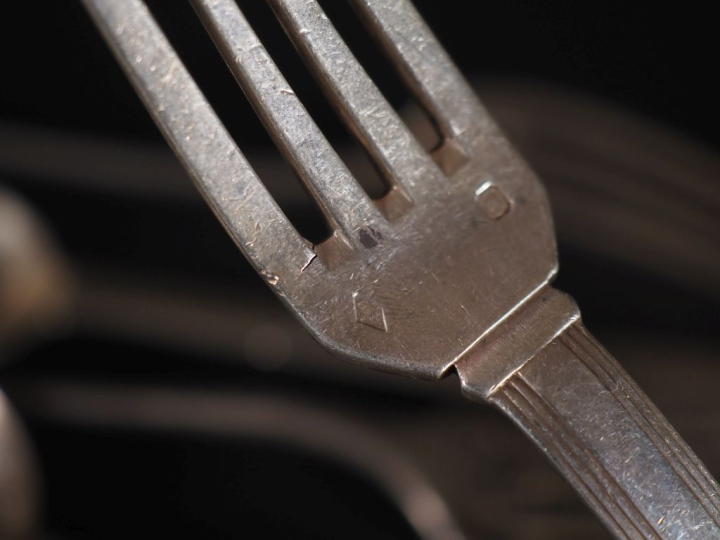 Paire de fourchettes et paire de cuillères en argent 925, ornées d'ini