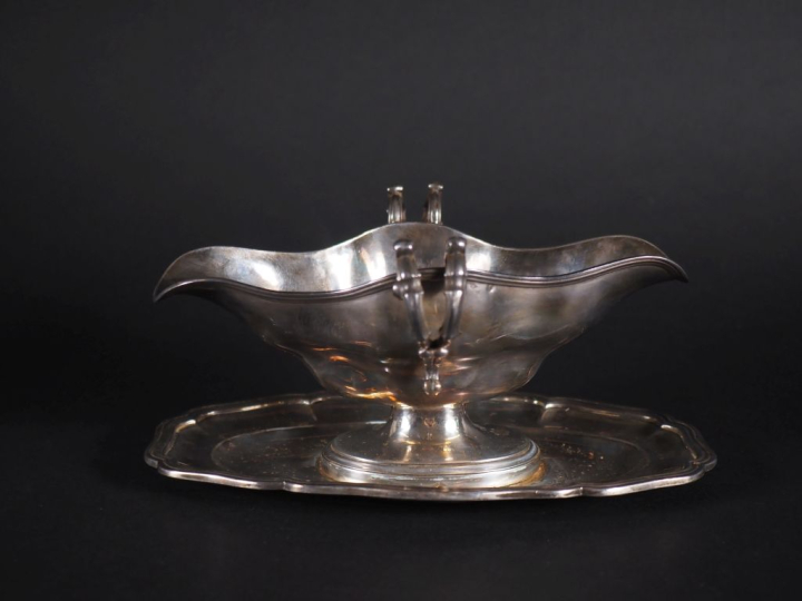 Saucière sur son plateau en argent 925, de style Louis XVI, ornée d'in