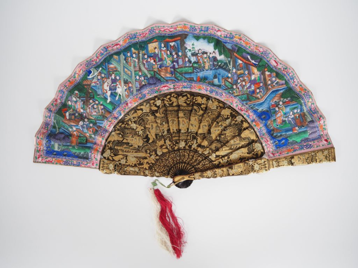 Eventail XIXème en laque de Chine, décor doré sur fond noir. Feuilles 