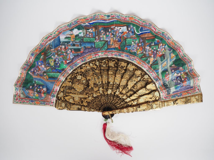 Eventail XIXème en laque de Chine, décor doré sur fond noir. Feuilles 