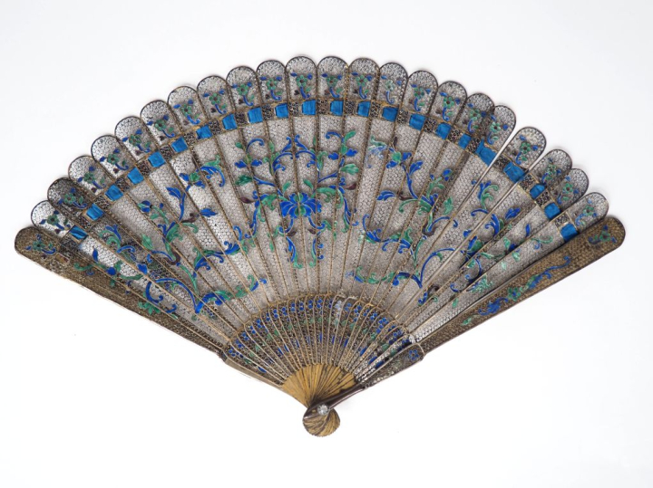 Eventail XIXème Chine à feuilles brisées. 25 brins, métal ajouré, émai