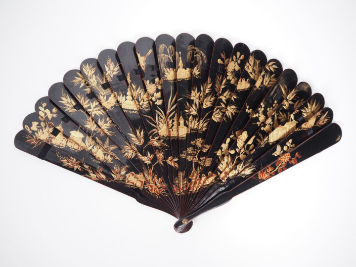 Eventail XIXème à feuilles brisées en laque de Chine, décor doré sur f