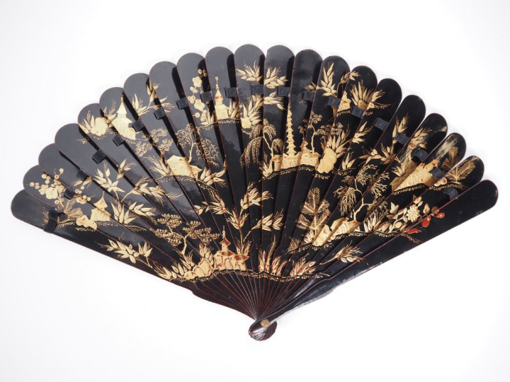 Eventail XIXème à feuilles brisées en laque de Chine, décor doré sur f