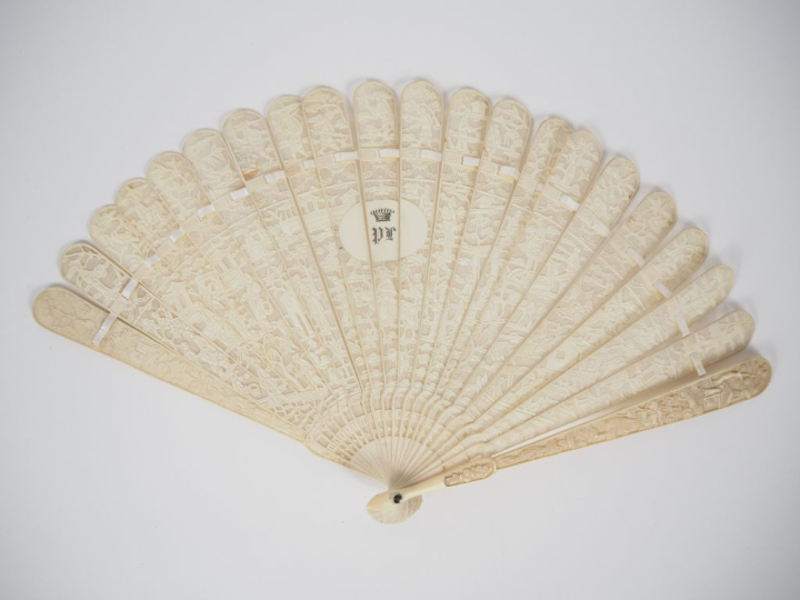 Eventail chinois XIXème à feuilles brisées en ivoire de Canton ajouré 