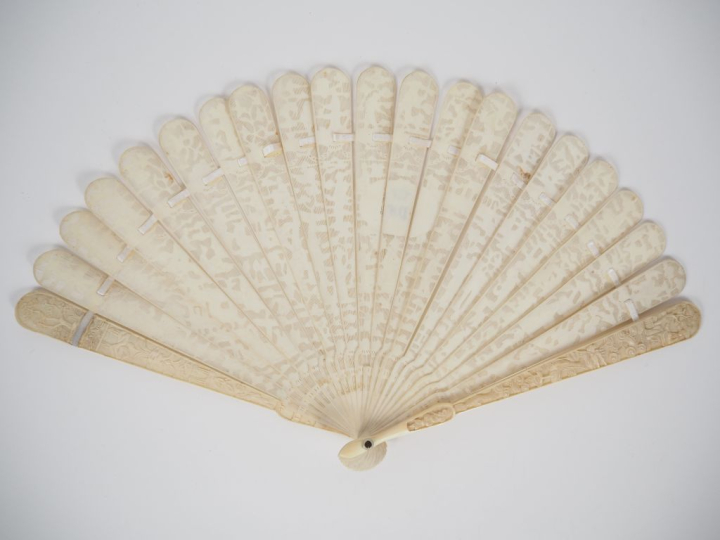 Eventail chinois XIXème à feuilles brisées en ivoire de Canton ajouré 