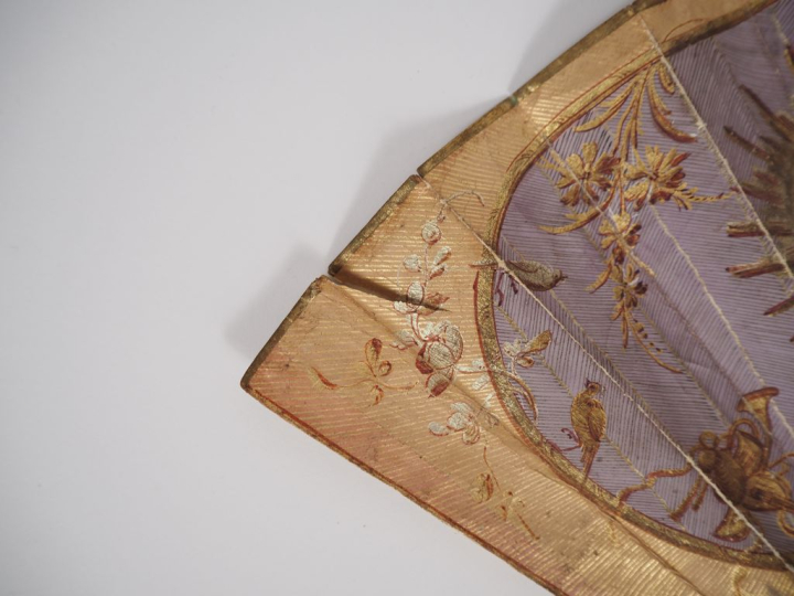 Eventail fin XVIIIème à 12 brins + 2MB. Monture en ivoire repercée. 6 