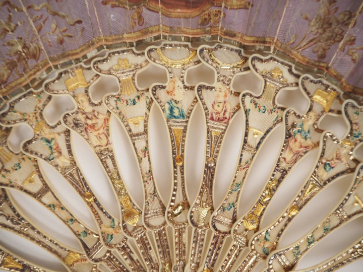 Eventail fin XVIIIème à 12 brins + 2MB. Monture en ivoire repercée. 6 