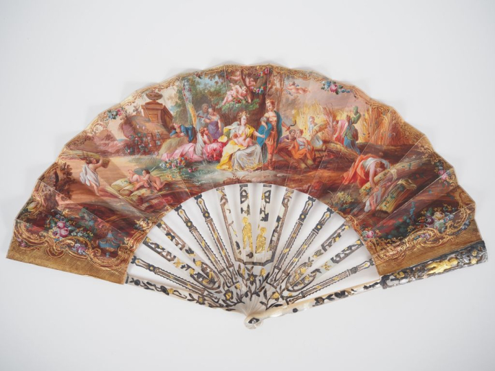 Eventail XVIIème en nacre gravée, ajourée, dorée et brunie à décor de 
