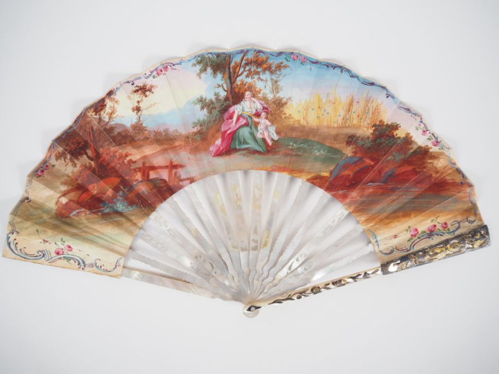 Eventail XVIIème en nacre gravée, ajourée, dorée et brunie à décor de 