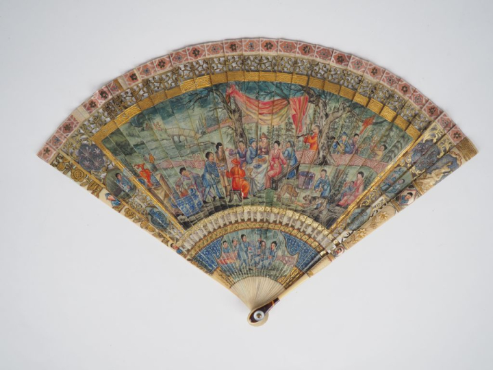 Eventail italien fin XVIIIème début XIXème en ivoire polychrome à déco