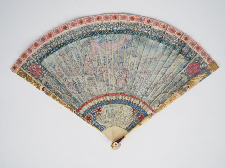 Eventail italien fin XVIIIème début XIXème en ivoire polychrome à déco