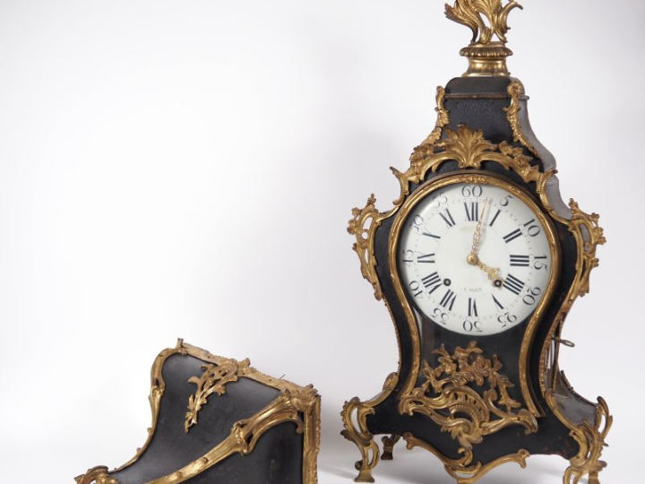 Cartel d'applique Louis XV en bois noirci et bronze doré à décor de ro