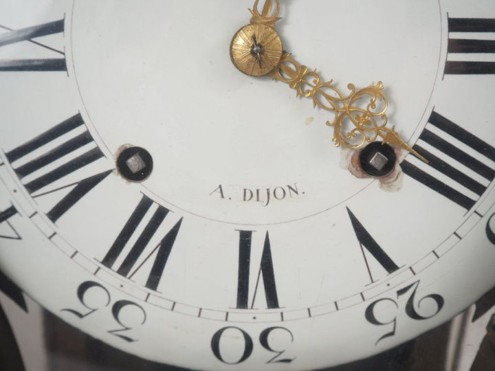 Cartel d'applique Louis XV en bois noirci et bronze doré à décor de ro