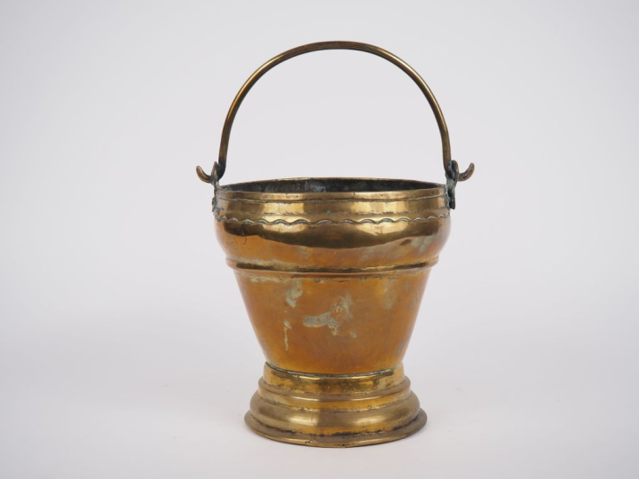 Seau à eau bénite ancien en laiton.