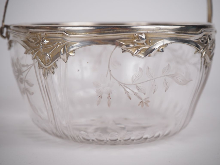 2 jattes et un sucrier en cristal et argent.