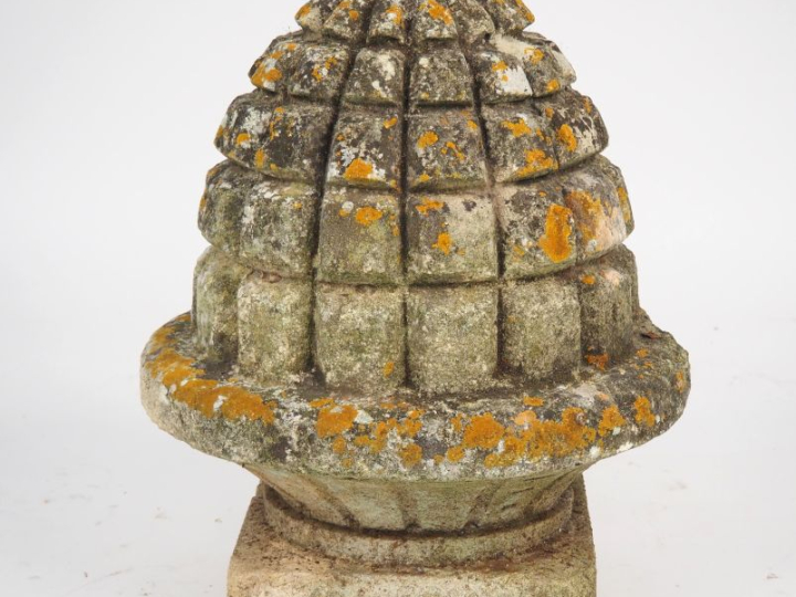 Ornement de jardin en pierre sculptée en forme de pigne de pin. H. 50 
