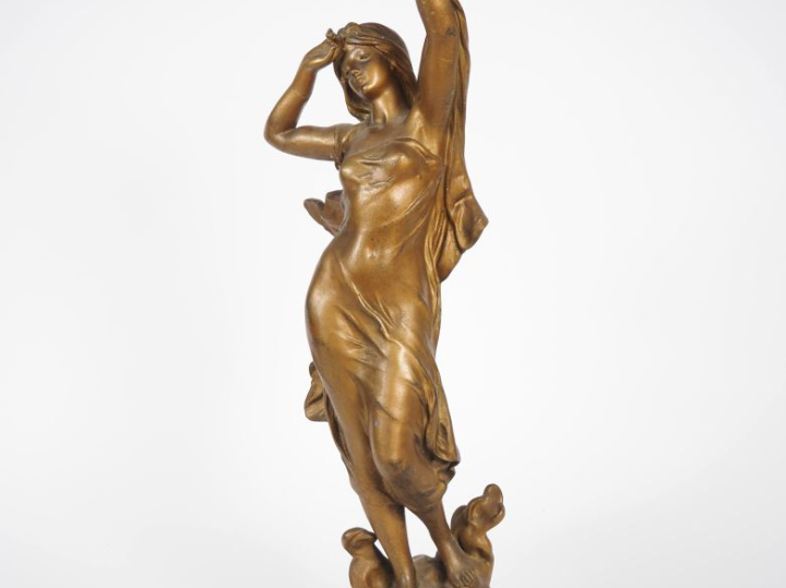 Hippolyte MOREAU.  "La nuit". Sujet en régule, patiné et doré. Signé H
