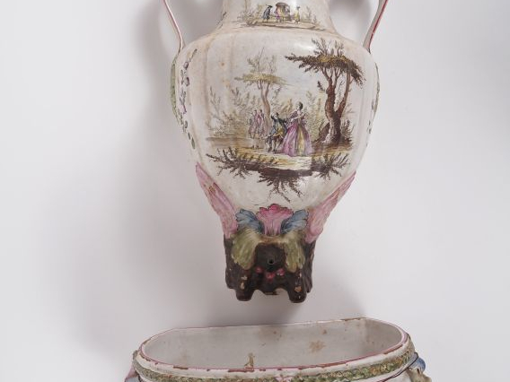 LA VEUVE PERRIN (d'après).  Fontaine en faience polychrome à décor de 