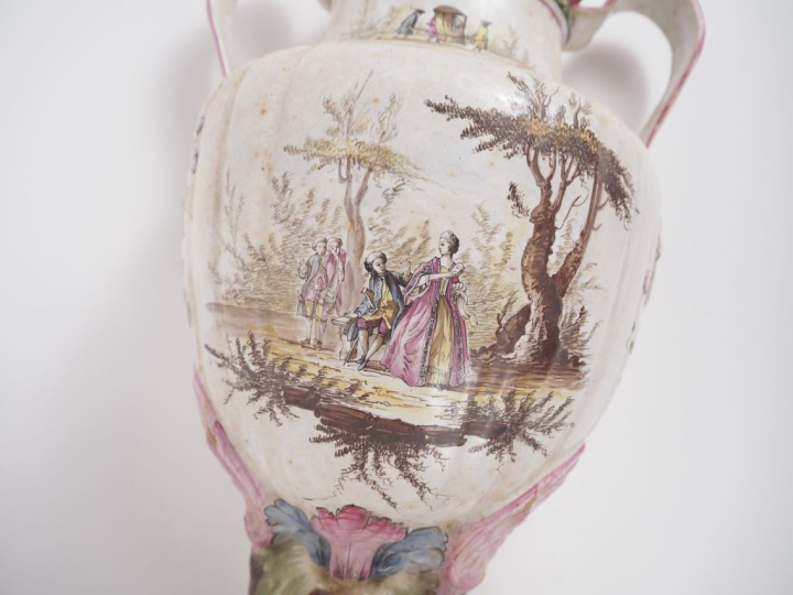 LA VEUVE PERRIN (d'après).  Fontaine en faience polychrome à décor de 