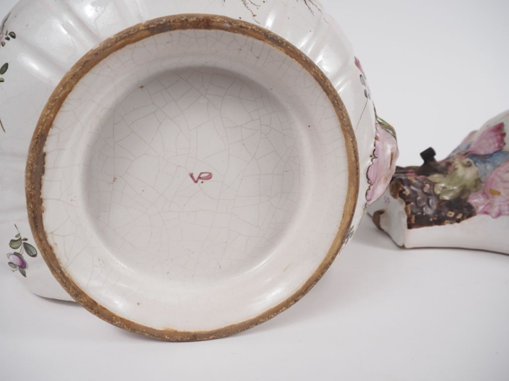 LA VEUVE PERRIN (d'après).  Fontaine en faience polychrome à décor de 