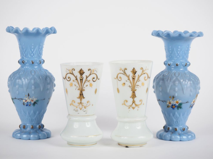 Deux différentes paires de vases en opaline blanche et bleue à décor é