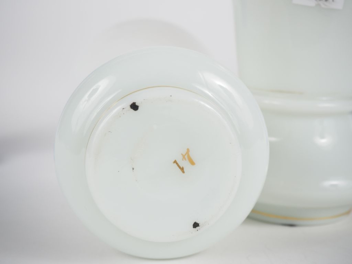 Deux différentes paires de vases en opaline blanche et bleue à décor é