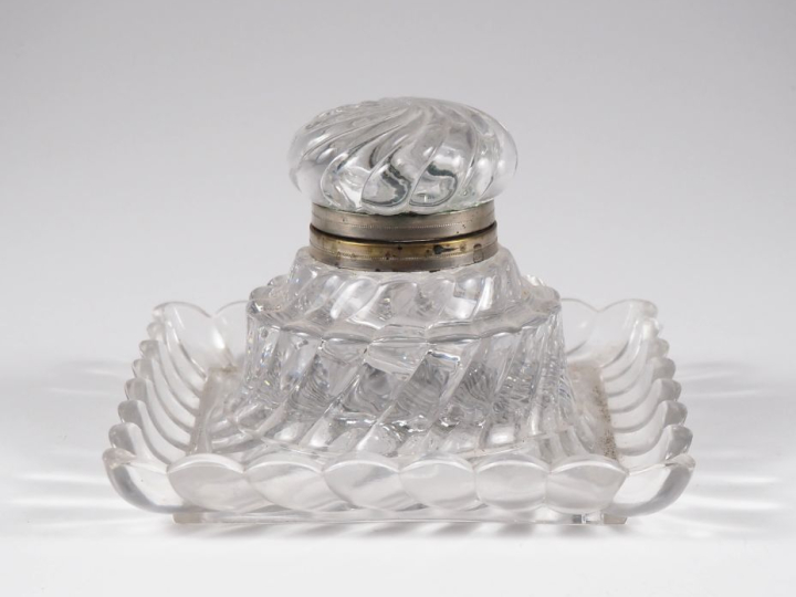 BACCARAT. Encrier en cristal moulé, monture en métal argenté. Signé. D
