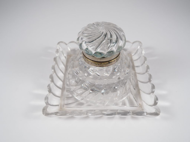 BACCARAT. Encrier en cristal moulé, monture en métal argenté. Signé. D