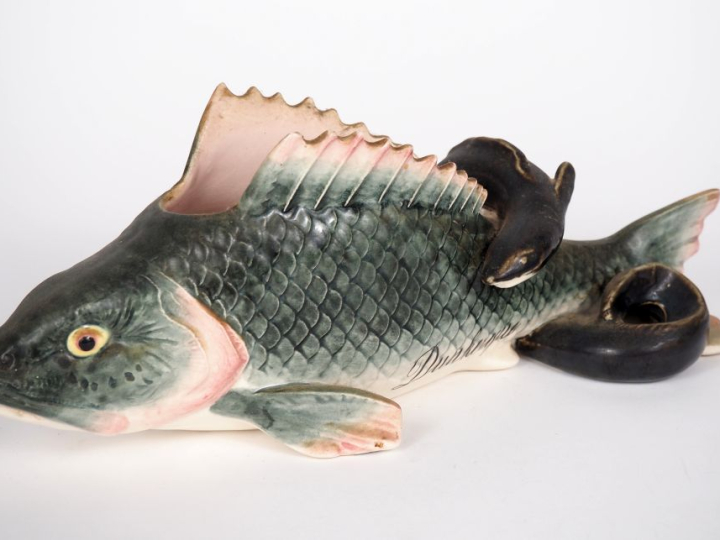Vide-poches en barbotine polychrome figurant deux poissons dont une an