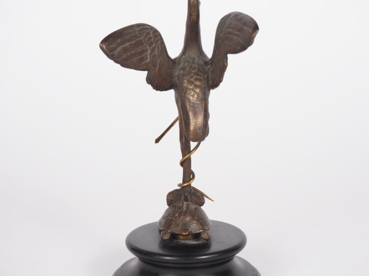 Sujet en bronze 1900 sur un socle en marbre noir, "échassier monté sur