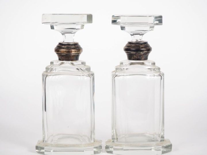 Paire de flacons en cristal taillé, base octogonale, monture en argent