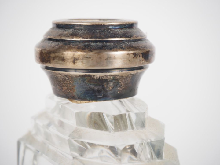 Paire de flacons en cristal taillé, base octogonale, monture en argent
