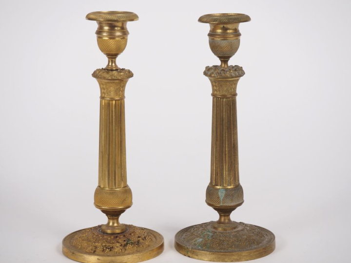 Paire de bougeoirs de style Louis XVI à décor de pampres, fut cannelé 