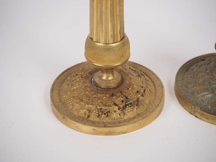 Paire de bougeoirs de style Louis XVI à décor de pampres, fut cannelé 
