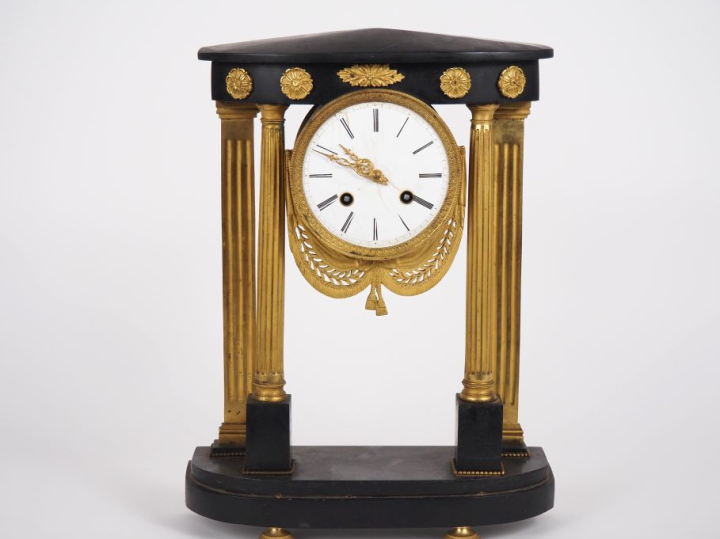 Pendule portique Napoléon III de style Louis XVI en bronze et marbre n