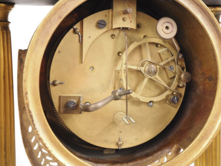 Pendule portique Napoléon III de style Louis XVI en bronze et marbre n