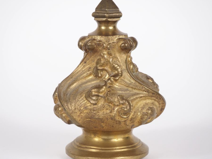 Boule d'escalier en bronze de style Louis XV à décor de rinceaux feuil