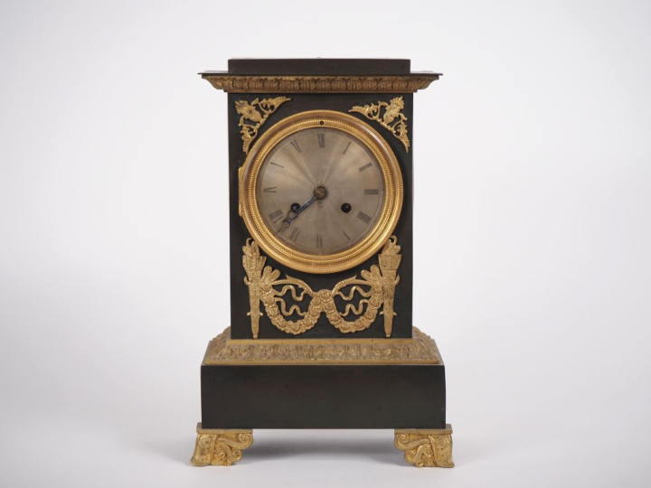 Pendule borne Napoléon III en métal et bronze doré à décor de cornes d