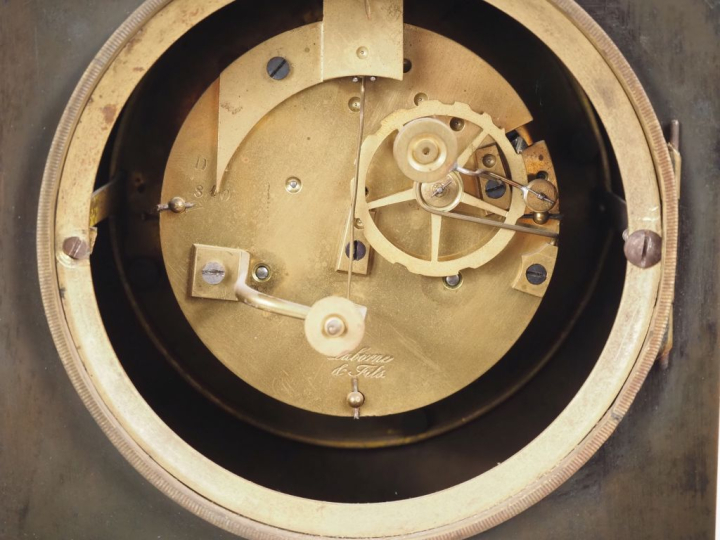 Pendule borne Napoléon III en métal et bronze doré à décor de cornes d