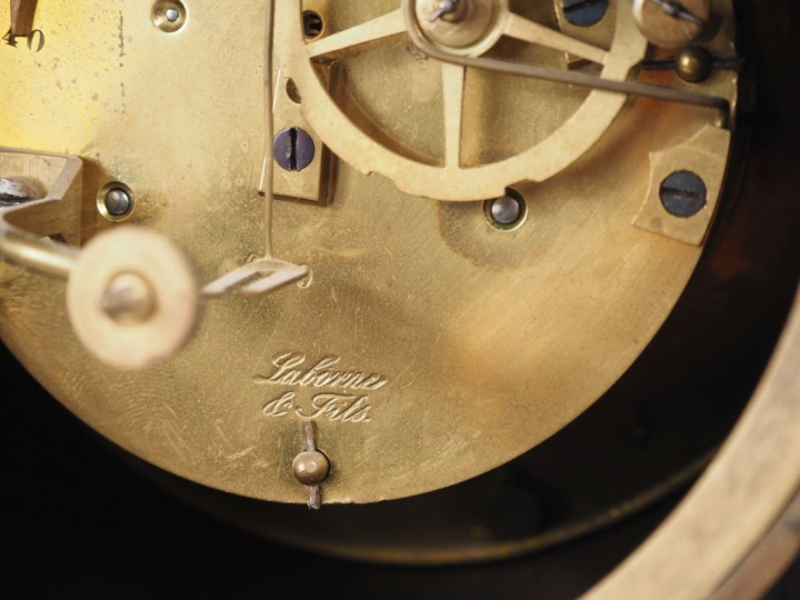 Pendule borne Napoléon III en métal et bronze doré à décor de cornes d