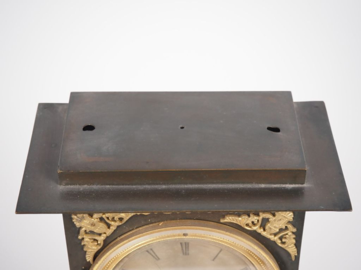 Pendule borne Napoléon III en métal et bronze doré à décor de cornes d